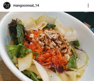 Mrs Vegan. Tomato, apple, smoked Tofu, 
Lettuce mix, Carrot, soy sauce, poppy seeds at Mango con Sal in Sevilla