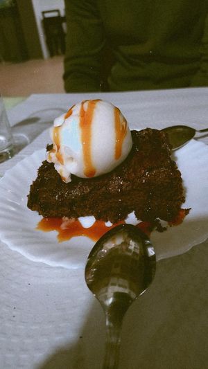 Brownie com gelado de limão e calda de caramelo, ótimo!!! at Barriguinha Verde in Arcos De Valdevez