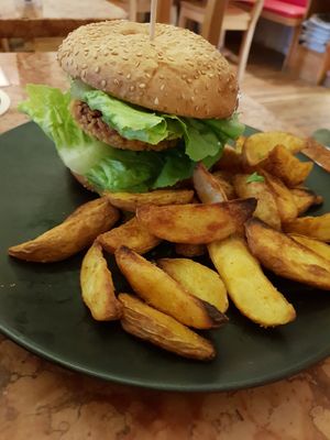 Burger mit Rote Beete Patty at Amadeo in Bad Reichenhall