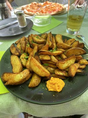 Eine RIESIGE Portion Wedges mit Soße nach Wahl für 5,90€ 👍🏻  at Amadeo in Bad Reichenhall