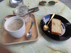 Latte avoine et gâteau de lemon at Symbiozh in Rennes