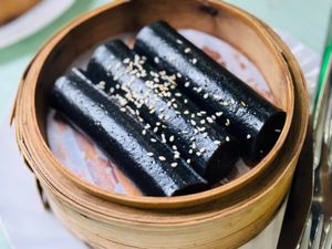 Sesame Roll 芝麻卷 (Photo by 林潔淇KK) at Miu's Veggie 妙善 in Kowloon