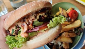 Pepper bush burger (hearty umami patty, caramelized onions, rocket & 3-pepper) at Hans im Glück in Munich