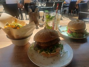 Plantblije burger met frietjes en vegan saus at Wadapartja Zuiderdiep in Groningen