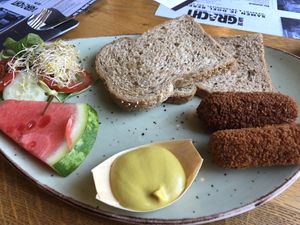Groentekroketten op brood. Lege gat is van de roomboter die er bij zat 😱 at Aan de Gracht in Elburg
