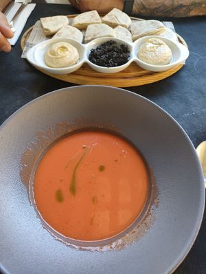 Starters: Gazpacho and Pitta bread with hummus at Bistró Heming-way in Los Alcazares