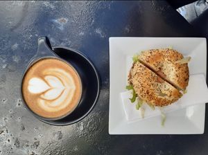 Capuccino com Bagel. O Bagel era vegetariano, então, eu pedi pra tirar o queijo. at Cortado Tasting Room in Bedford