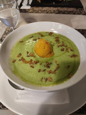Puré de verduras con helado de mango at Cal Blasi in Berga