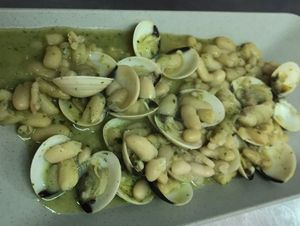 Alubias con almejitas at Cal Blasi in Berga