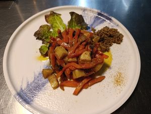 Zanahoria a la menta con patatitas y cebolla caramelizada at Cal Blasi in Berga