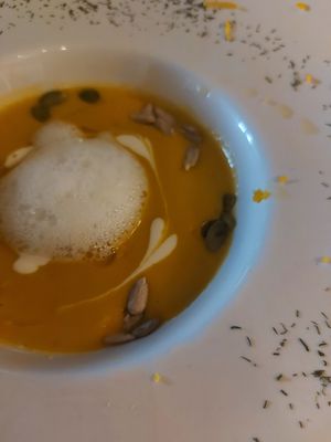 Crema gourmet calabaza biología naranja  con un toque de jengibre y aire de chocolate blanco. at Go Vegan by Adrian Muser in Altea