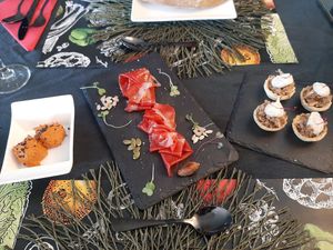 Algunos de los entrantes: sobrasada, jamón serrano y canapés de jacktuna at Go Vegan by Adrian Muser in Altea
