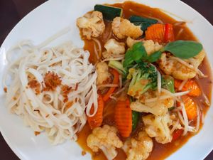 Nouilles vapeurs et légumes sauce saté at Source des Parfums in Wavre