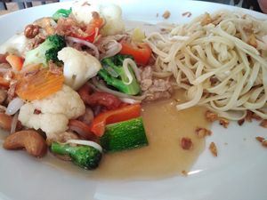 Tofu aux noix de cajou et nouilles vapeur at Source des Parfums in Wavre