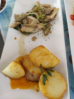 Garlic mushrooms & Spanish potatoes at Manumaga in Mojacar