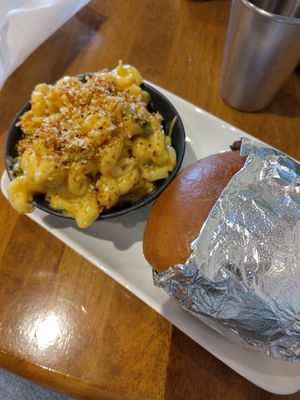 Blackbeanburger und Mac and Cheese at Vegetation Plant Food in Lakeland
