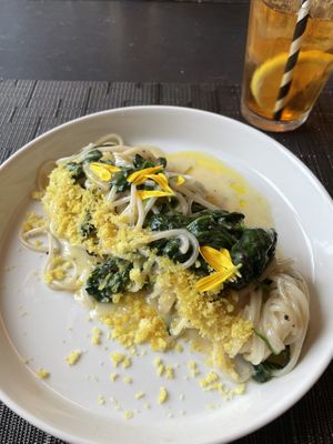 Spaghetti with fermented lemon and spinach, homemade iced tea (unsweetened)    at Pensiun Chesa Pool in Sils Im Engadin