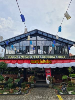 Outside at Mamifokobo Cafe & Kitchen in Puncak