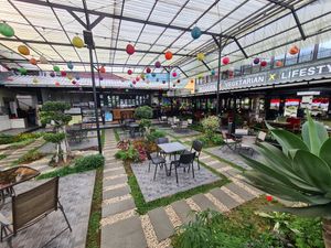 Tables at Mamifokobo Cafe & Kitchen in Puncak