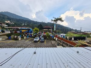 Car park at Mamifokobo Cafe & Kitchen in Puncak
