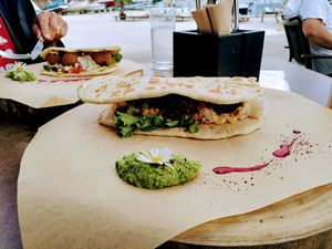 hawaiianisches lava flatbread *liz at Naked Flowers in Mondsee