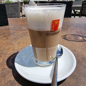 Latte Macchiato at Naked Flowers in Mondsee