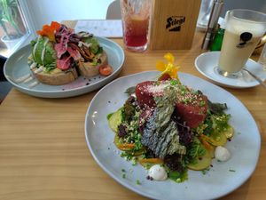 Links: Avocado Wiese, rechts: Kiwi küsst Tuna at Naked Flowers in Mondsee