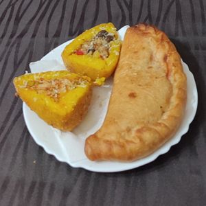 Arancini with ragù and with vegan chicken, panzerotto with tomato sauce and vegan cheese at Trinacria in Samarate