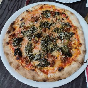 Pizza with vegan sausage, vegan cheese and turnip greens at Trinacria in Samarate