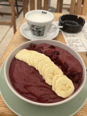 Dark fruit smoothie bowl 😍  at Kavana Lattiera in Pula