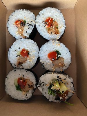 Maki sushi with teriyaki chicken, cucumber, chives, sriracha and sesame seeds. Had too much rice to our liking at The Green Room - Cityhotel Wood in Middelburg