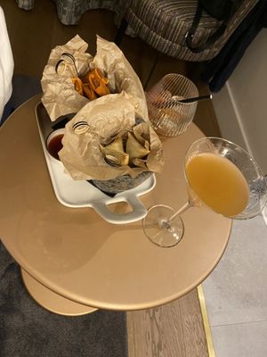 Cocktails with Vlammetjes and Samosas at The Green Room - Cityhotel Wood in Middelburg