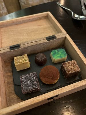 Koektrommel met bonbons en lekkerijen  at The Green Room - Cityhotel Wood in Middelburg