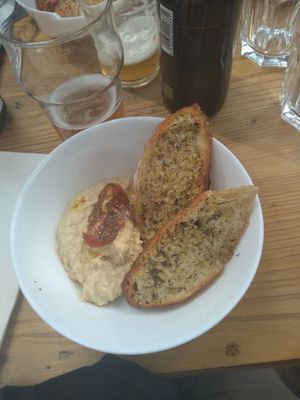 Hummous avec du pain at La Bouche du Trois Pièces  in Rouen