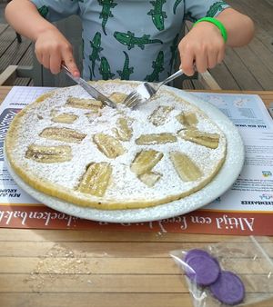 De pannenkoeken zijn echt HUGE! at De Pannekoekenbakker in Oostkapelle