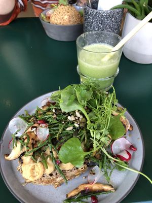 shittake toast met miso cream hummus, microgreens en zeekraal  at Circus Restaurant in Antwerpen