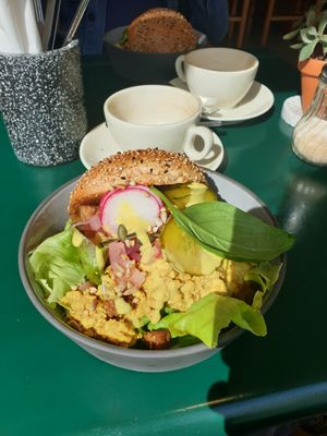 Scrumbled tofu, knuspriges Sesambrötchen, frischer Salat, Tomaten, Gurken at Circus Restaurant in Antwerpen