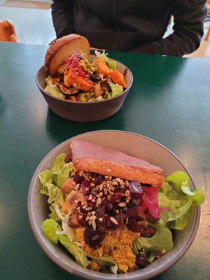 Pulled bun en scrambeld tofu at Circus Restaurant in Antwerpen