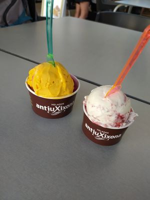 Helado de mando y nata y fresa veganos at antiuXixona in Comillas