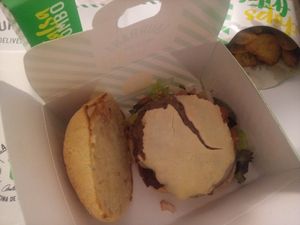 Hamburguesa clásica veganizada con queixo vegano e patacas. at La Urbana in Lugo