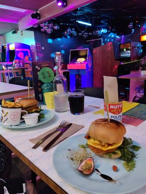 Wild wild mess brgr (with "crispy chicken" steak instead of tasty-steak) at HOAX in Tampere