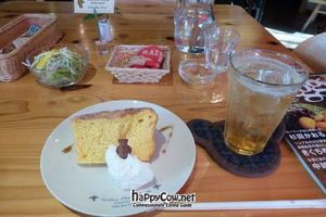 Pumpkin chiffon cake, salad and plum soft drink at Little Bear Cafe in Takayama