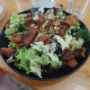 Vegan Parmesan Salat at The Vegan Vandal in Athens