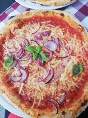 Knofi Pizza with extra Onions at Tom 'n' Jerry in Berlin