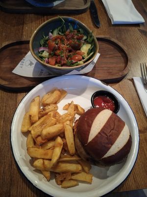 Vegan cheeseburger met wintersalade at Abbey Hotel in Battle