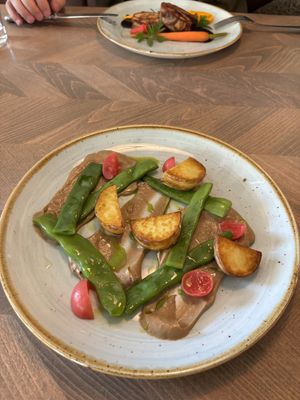 Grüne Bohnen, Kartoffeln, Steinpilzcreme und Radieschen  at Matt & Elly in Basel
