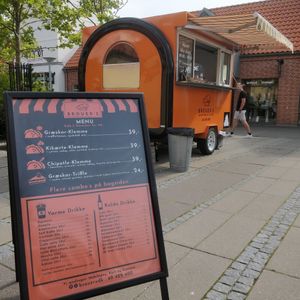 Menukortet foran den lille orange vogn. at Brouer's Madvogn in Ringsted