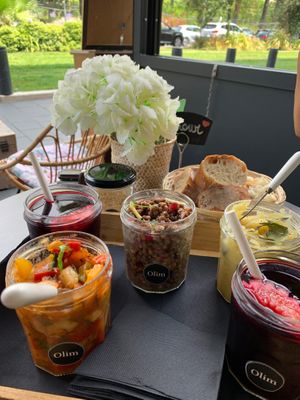Left front: ratatoulle. Mid: lentil salad. Right back: mashed potatoes. Drinks: home made „jus du fleur“ at Olim in Nice