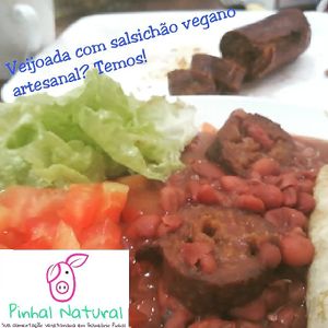 Com os salsichões veganos artesanais at Pinhal Natural in Balneario Pinhal