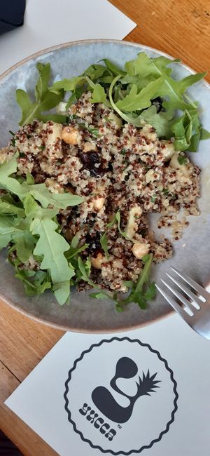 Σαλατα κινοα at Yucca in Donoussa